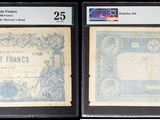 Deux anciens billets de banque français sont exposés dans une vitrine