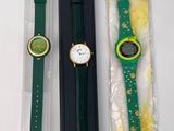 deux montres et un étui à montres sur la table
