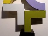 une photo d'une sculpture colorée sur un mur blanc
