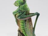 une figurine représentant une grenouille assise sur une souche d'arbre