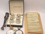 une boîte contenant un ensemble de montres et d'autres objets
