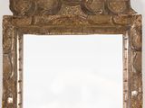 un miroir accroché au mur de la pièce