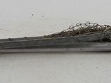 une brosse à cheveux posée sur une table