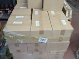 de nombreux cartons empilés les uns sur les autres dans un entrepôt