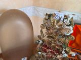 un vase et un chapeau posés sur une table, à côté d'autres objets