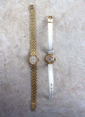 deux montres assises l'une à côté de l'autre sur une table