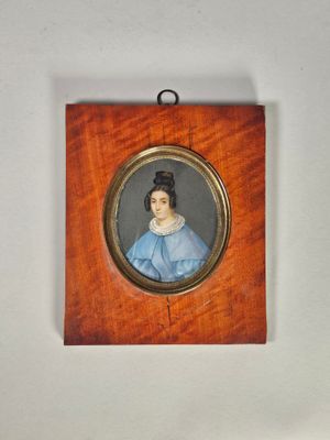 une petite image représentant une femme en robe bleue