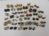 une sélection de boucles d'oreilles de différents styles sur un fond blanc