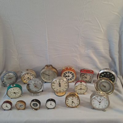 de nombreux types d'horloges posées sur un drap blanc