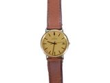 gros plan d'une montre-bracelet avec un bracelet en cuir marron
