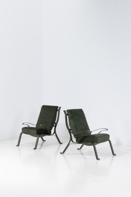 deux chaises vertes dans une pièce blanche aux murs blancs