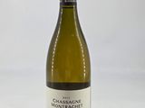 la bouteille de vin blanc est posée sur une surface blanche