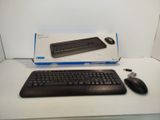 un clavier et une souris posés sur une table à côté d'une boîte