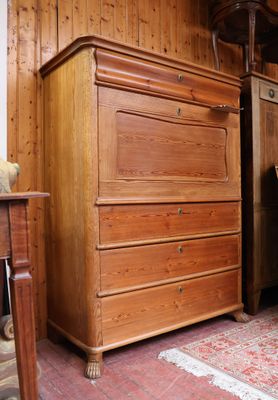 Secrétaire en merisier mouluré ouvrant par un abattant et 4 …