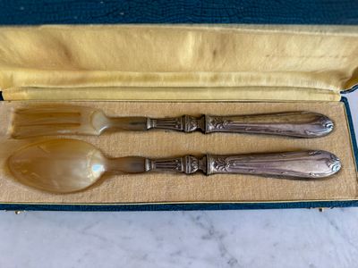 trois cuillères et deux cuillères dans une boîte