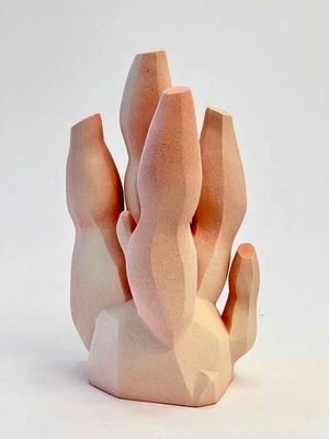 une sculpture en argile représentant une main tenant une plante