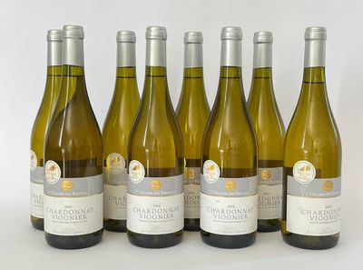 six bouteilles de vin blanc sont alignées