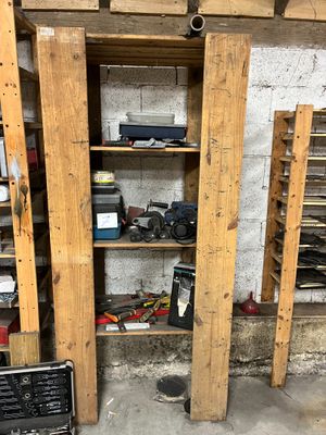 deux étagères sur lesquelles sont posés des outils, dans un garage