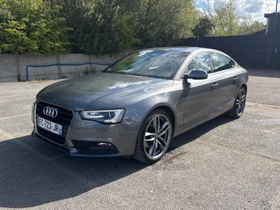 L'Audi S5 berline est garée sur un parking.