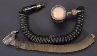 Equipement de vol divers. Comprenant une petite bouteille en… (photo 6)