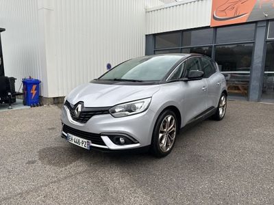 une voiture argentée garée devant un bâtiment