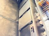 une photo d'une cuisine professionnelle avec beaucoup d'aliments posés sur le plan de travail