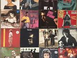 de nombreuses pochettes d'albums sur le mur de cette pièce