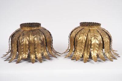 paire de bougeoirs anciens en laiton ornés de franges à chaque extrémité