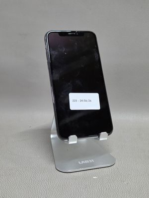un téléphone posé sur un support, sur une table