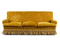 Canapé confortable en velours jaune.