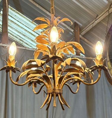 Lustre à six lumières en tôle doré, à décor d'un bouquet de …