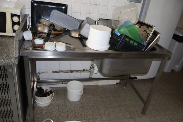Plonge inox un bac égouttoir gauche. L : 140 cm