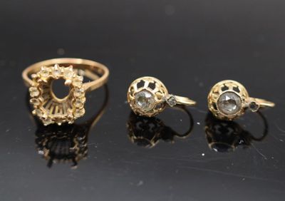 trois bagues en or et une bague sertie de diamants sur un fond noir