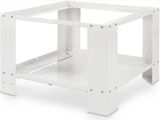 le piètement d'une table blanche surmonté d'une structure métallique