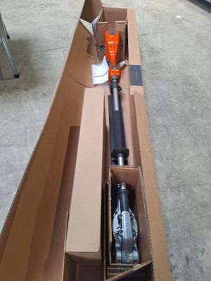 une boîte avec des outils à l'intérieur sur le sol