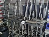 tout un tas d'outils rangés sur un support dans le garage