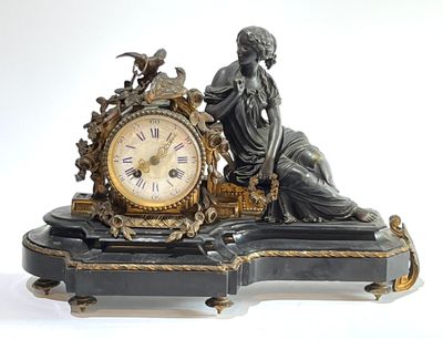 Pendule en bronze patiné et doré figurant une dame aux colombes, cadra - Photo 1