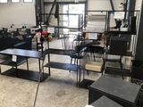 une salle avec beaucoup de tables et de chaises