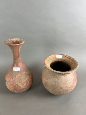 deux vases posés l'un à côté de l'autre sur une table