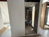 une pièce équipée d'une porte vitrée et d'une chaise
