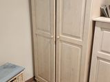 une chambre à coucher comprenant un lit, une commode et une armoire