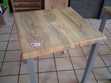 une table en bois sur laquelle est posée une étiquette, dans une pièce