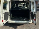 une camionnette blanche dont la porte est ouverte, garée sur un parking