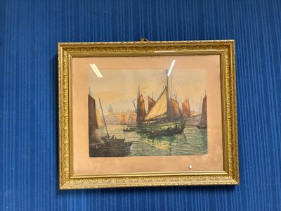 une photo d'un tableau accroché à un mur bleu