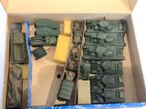 une boîte remplie de véhicules militaires miniatures