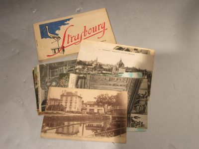 trois vieilles cartes postales représentant une ville avec l'image d'un bâtiment
