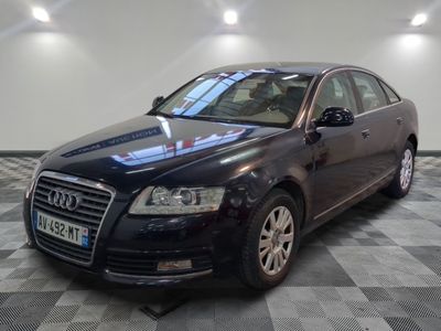 la photo d'une voiture noire garée dans une salle d'exposition