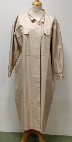COURREGES - Imperméable beige. Manque la ceinture. T 42-44 à vue