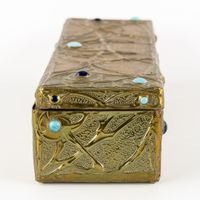 Une boîte à bijoux en laiton repoussé avec des cabochons, da… (photo 6)