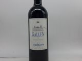 une bouteille de vin rouge posée sur une table blanche